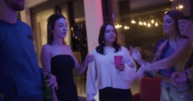 Dostlar bir doğum günü kutlaması için toplanır, içkilerin, müziğin ve dans etmenin tadını çıkarırlar, canlı, renkli bir ortamda..