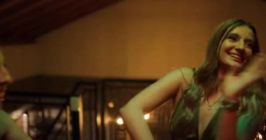 Bir grup arkadaş birlikte dans ediyor ve bir gece kulübünde parti ışıklarının keyfini çıkarıyorlar. Gece hayatı, kutlama ve arkadaşlıkla ilgili projeler için mükemmel..