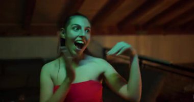 Arkadaşlar birlikte dans eder ve bir partide iyi vakit geçirirler. Yanıp sönen ışıklar kızları güldürür ve kutlar..