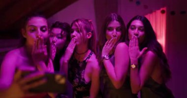 Partideki arkadaşlar birlikte fotoğraf çektirip kameraya öpücük yollarlar. Fotoğrafa bakıp gülüyorlar ve tezahürat yapıyorlar..