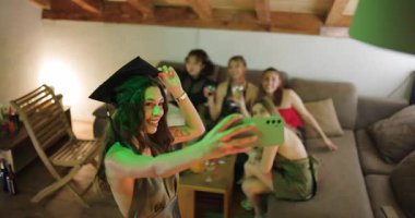 Arkadaşlar mezuniyeti bir ev partisinde kutluyorlar. Yeşil ışıkta banyo yaparken içki içip selfie çekiyorlar..