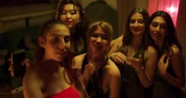 Arkadaşlar bir gece dışarı çıkmak için toplanır, bir özçekim ile anıları yakalarlar. Canlı ışıklandırma enerjik ve şenlikli atmosfere katkı sağlıyor..