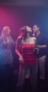 Bir grup arkadaş bir disko partisinde kutlama yapıyor, renkli ışıklar altında neşeyle dans ediyor, hatıralar yaratıyor ve birlikte harika vakit geçiriyorlar..