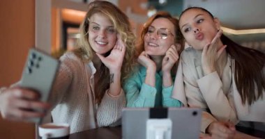 Üç iş kadını canlı bir kafede bir araya gelerek etkileşim halindeyken birbirlerine eşlik ediyorlar. Gülüşleri ve kahkahaları işe olan tutkularını ve güçlü arkadaşlıklarını vurguluyor..