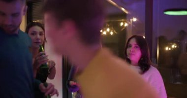 Arkadaşlar bir doğum günü partisinde toplanır, içkilerin, sohbetin ve kahkahaların tadını çıkarırlar..