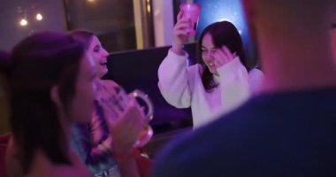 Arkadaşlar bir doğum günü partisinde toplanır, renkli ışıklandırmalı loş bir odada içki, sohbet ve kahkahaların tadını çıkarırlar..