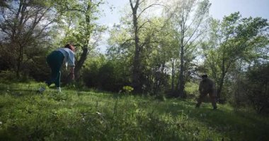 Doğada frizbi oynayan bir çift. Erkek ve kadın güneşli bir günde dışarıda eğleniyorlar..