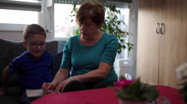 Büyükannem torununa evde ödevlerinde yardım ediyor. İkisi birlikte oturup, elimizdeki görevi tartışıyorlar..