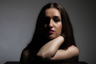 Karanlık arka planda güzel bir kız stüdyo resmi.