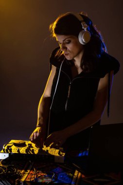 Karıştırıcıdaki kadın DJ. Tekno müzik çalan kız