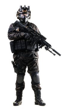 İleri teçhizatlı ve tüfekli bir taktik asker harekete hazır, modern askeri teçhizat ve profesyonel bir duruş sergiliyor.