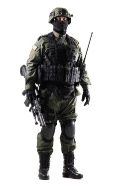 Tüfek, koruyucu giysi ve çelik yelek ile donatılmış tam teçhizatlı bir askeri, askeri operasyonlar ve güvenlik görevlerinde hazırlık ve profesyonelliği simgeliyor..