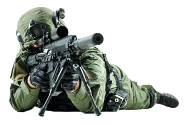 Gelişmiş savaş teçhizatı ile donatılmış profesyonel bir asker, hassas ve hazır olduğunu gösteren bir tüfeği eğilimli bir pozisyondan nişan alır. Harekattaki askeri operasyonlar ve taktik uzmanlığı temsil ediyor.