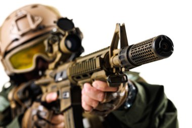 Modern savaş teçhizatı ve odağını sergileyen, detaylı bir susturuculu ve nişan alan, görev sırasında hazırlık ve stratejiyi sembolize eden bir askerin yakın çekimi..