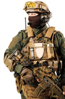 Kask, koruyucu yelek ve tüfek de dahil olmak üzere askeri teçhizat giyen taktik bir asker hazır olduğunu ve profesyonelliğini gösteriyor. Ayrıntılı berraklık için beyaz arkaplan üzerinde yakalanır.