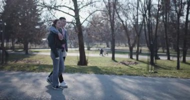 Genç bir çift parkta birlikte yürür güneşli günün ve birlikteliğin tadını çıkarırlar. Aşkları ve mutlulukları, yol boyunca yürürken aşikar..