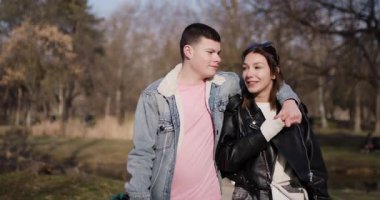 Güneşli bir günde genç bir çift parkta yürür ve konuşur. Mutlular ve birbirlerine eşlik etmekten zevk alıyorlar..