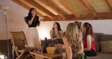 Arkadaşlar partide eğleniyor, baloncuklar üflüyor ve birlikte gülüyorlar. İçkilerin ve atıştırmalıkların tadını çıkarıyorlar..