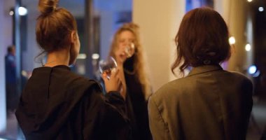 Üç kadın bir partide içki içip sohbet etmekten hoşlanır. Sıcak, aydınlık bir yerde sohbet ederken kadehlerini kaldırıp şarabını yudumluyorlar..