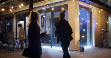 Bir gece partisinde üç kadın içki içip sohbet etmekten hoşlanır. Verandada iplik ışıklarıyla duruyorlar, sıcak, sosyal bir atmosfer yaratıyorlar..