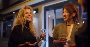 Üç farklı kadın, sıcak sicim ışıklarıyla aydınlatılmış bir sosyal toplantıda içki ve sohbetten hoşlanırlar..