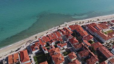 Chalkidiki 'deki Polichrono köyü. Yunanistan. Kırmızı seramik karoları olan evlerin havadan görünüşü.