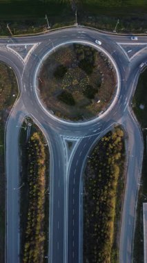 Yukarıdan kavşak kavşağı manzarası. Dikey hava görüntüsü.