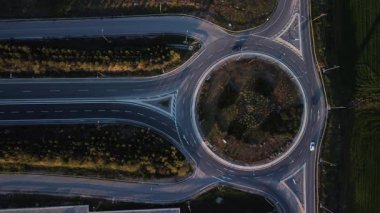 Yukarıdan kavşak kavşağı manzarası. Hava videosu.