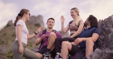 Neşeli bir arkadaş grubu dağlarda yürüyüş yaparken beşlik çakıyor. Etrafları doğa ile çevrili, bir macera ve dostluk ruhu sergiliyorlar..