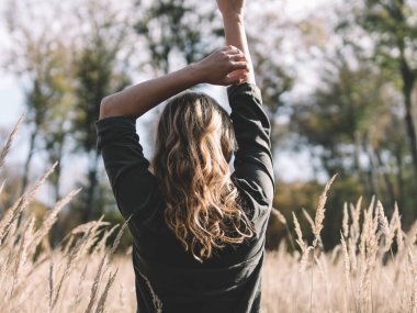 genç bir kadın açık eğleniyor