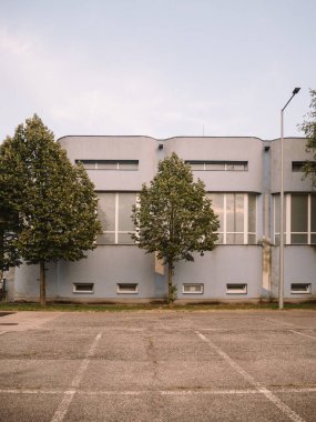 Zombi kıyametinden sonra terk edilmiş binalar. 