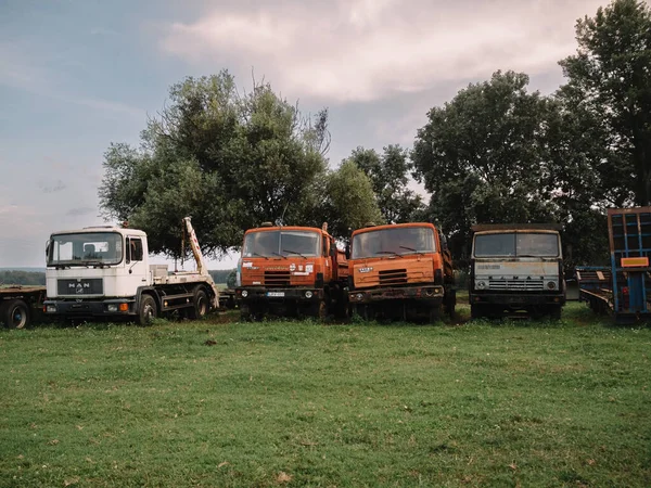 Εγκαταλελειμμένα Φορτηγά Στη Μάντρα Παλιά Φορτηγά Φωτογραφία Αρχείου