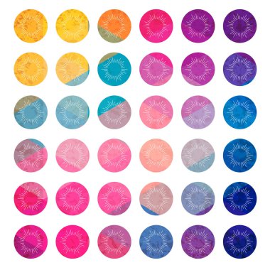 Beyaz arkaplanda renkli suluboya çemberler