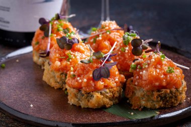 Lezzetli taze suşi, çiğ balık, lezzetli Japon yemeği.