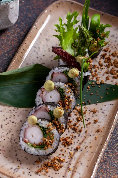 美味的新鲜寿司 生鱼片 美味的日本食物 — 图库照片