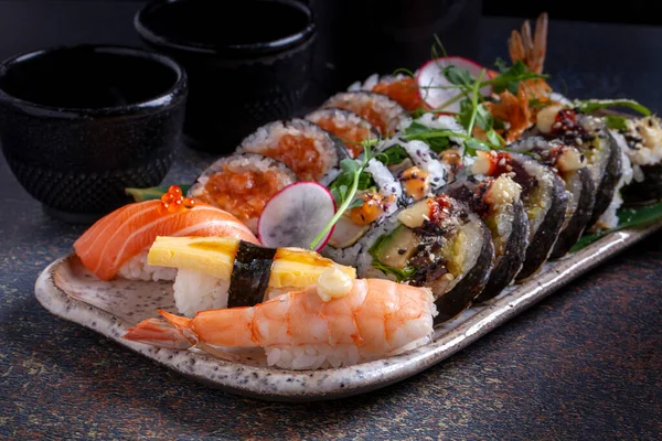 Finom Friss Sushi Nyers Hal Finom Japán Étel — Stock Fotó