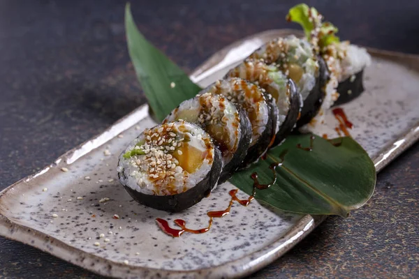 美味的新鲜寿司 生鱼片 美味的日本食物 免版税图库照片