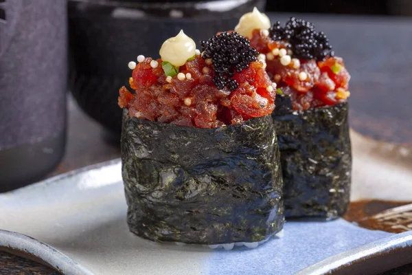 Heerlijke Sushi Roll Geserveerd Een Kleurrijk Bord Met Specerijen — Stockfoto