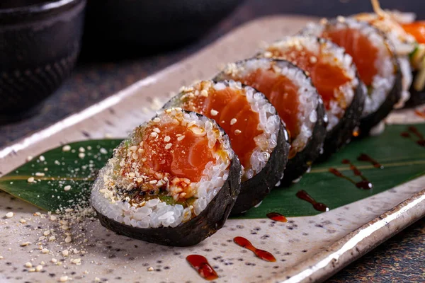 Finom Sushi Tekercs Színes Tányéron Fűszerekkel — Stock Fotó