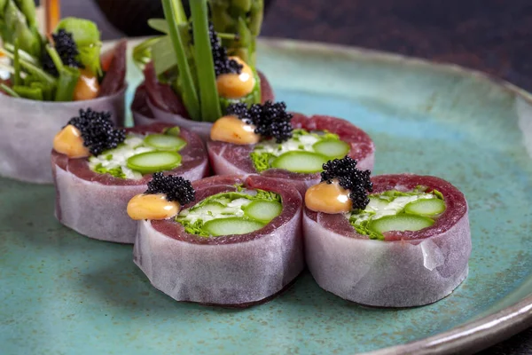 Lahodná Sushi Rolka Podávaná Barevném Talíři Kořením Stock Snímky