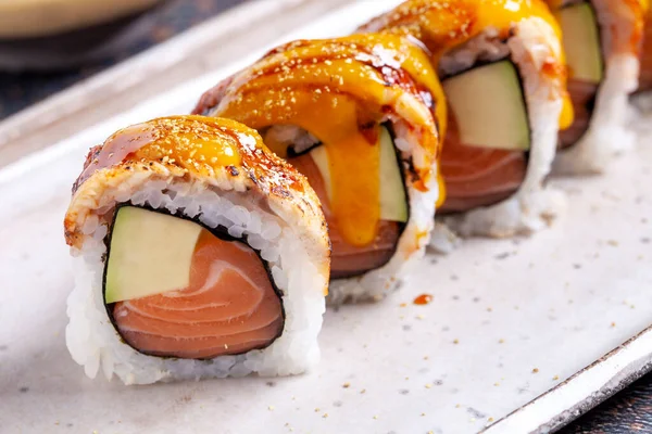 Köstliche Sushi Rolle Serviert Auf Einem Bunten Teller Mit Gewürzen Stockbild