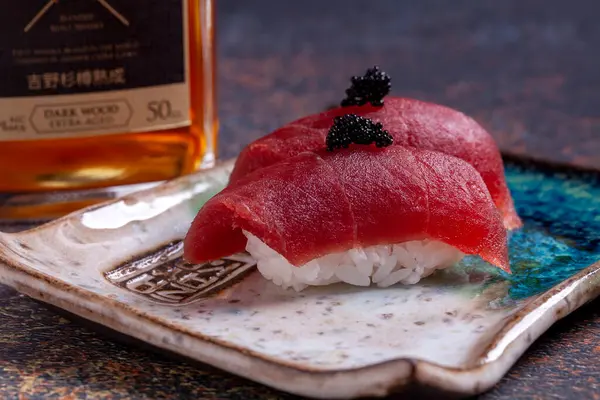 美味的寿司卷 用色彩艳丽的调料盘食用 免版税图库照片