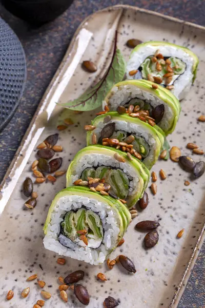 Finom Sushi Tekercs Színes Tányéron Fűszerekkel Stock Fotó
