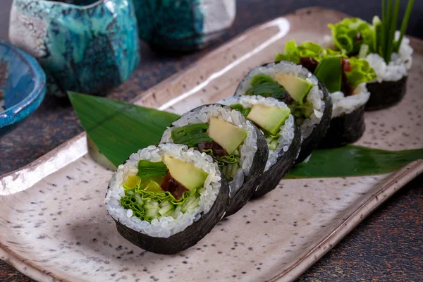 美味的寿司卷 用色彩艳丽的调料盘食用 图库照片