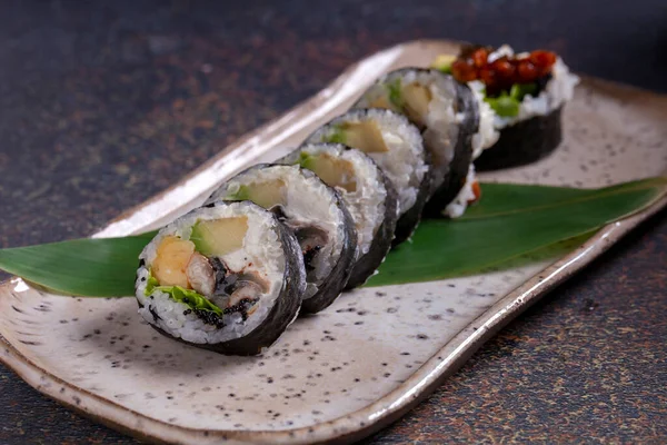 美味的寿司卷 用色彩艳丽的调料盘食用 免版税图库照片