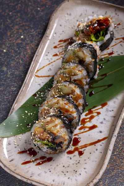 Sushi Roll Met Paling Komkommer Sesamzaad — Stockfoto