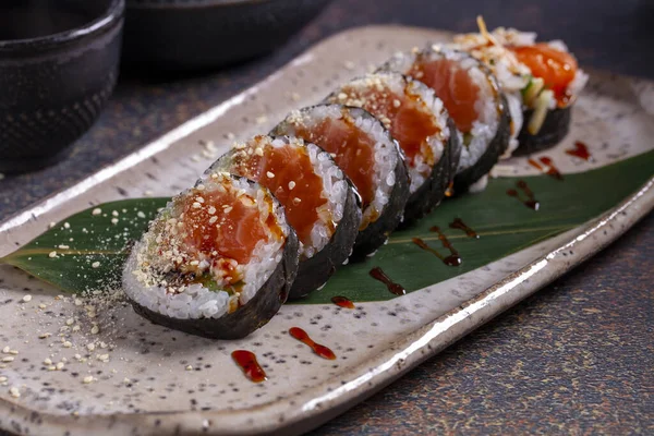 Sushi Roll Met Paling Komkommer Sesamzaad — Stockfoto