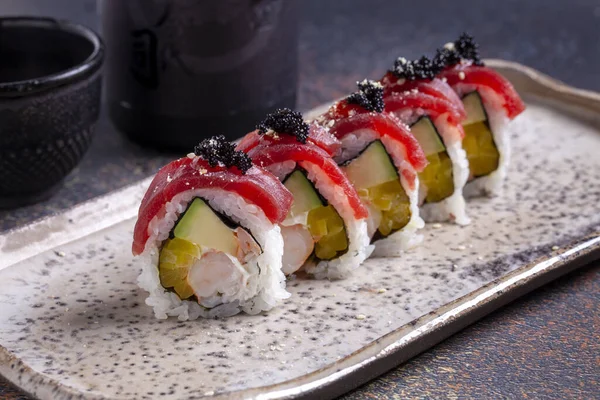 Sushi Roll Met Zalm Komkommer Rode Kaviaar — Stockfoto