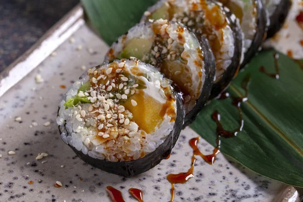 Sushi Rolka Úhořem Okurkou Sezamovými Semínky Stock Fotografie
