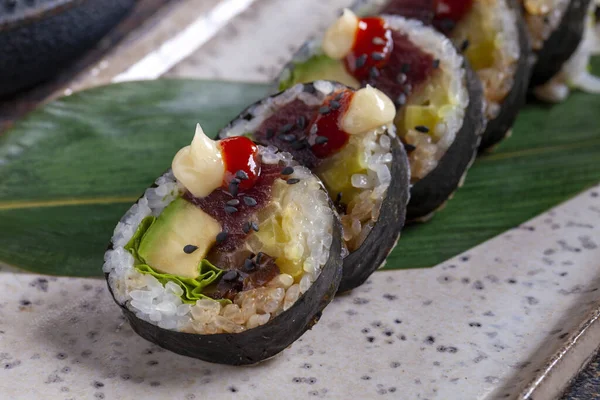 Rotolo Sushi Con Tonno Avocado Caviale Rosso Wasabi Foto Stock Royalty Free